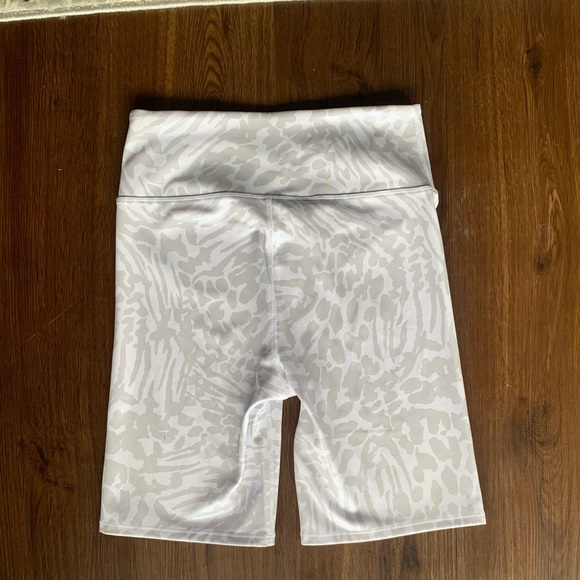 GOOD AMERICAN metallic bike short - Picture 3 of 7